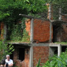 Kadir-in-front-of-his-home-in-Srebrenica,-11-juli-2014